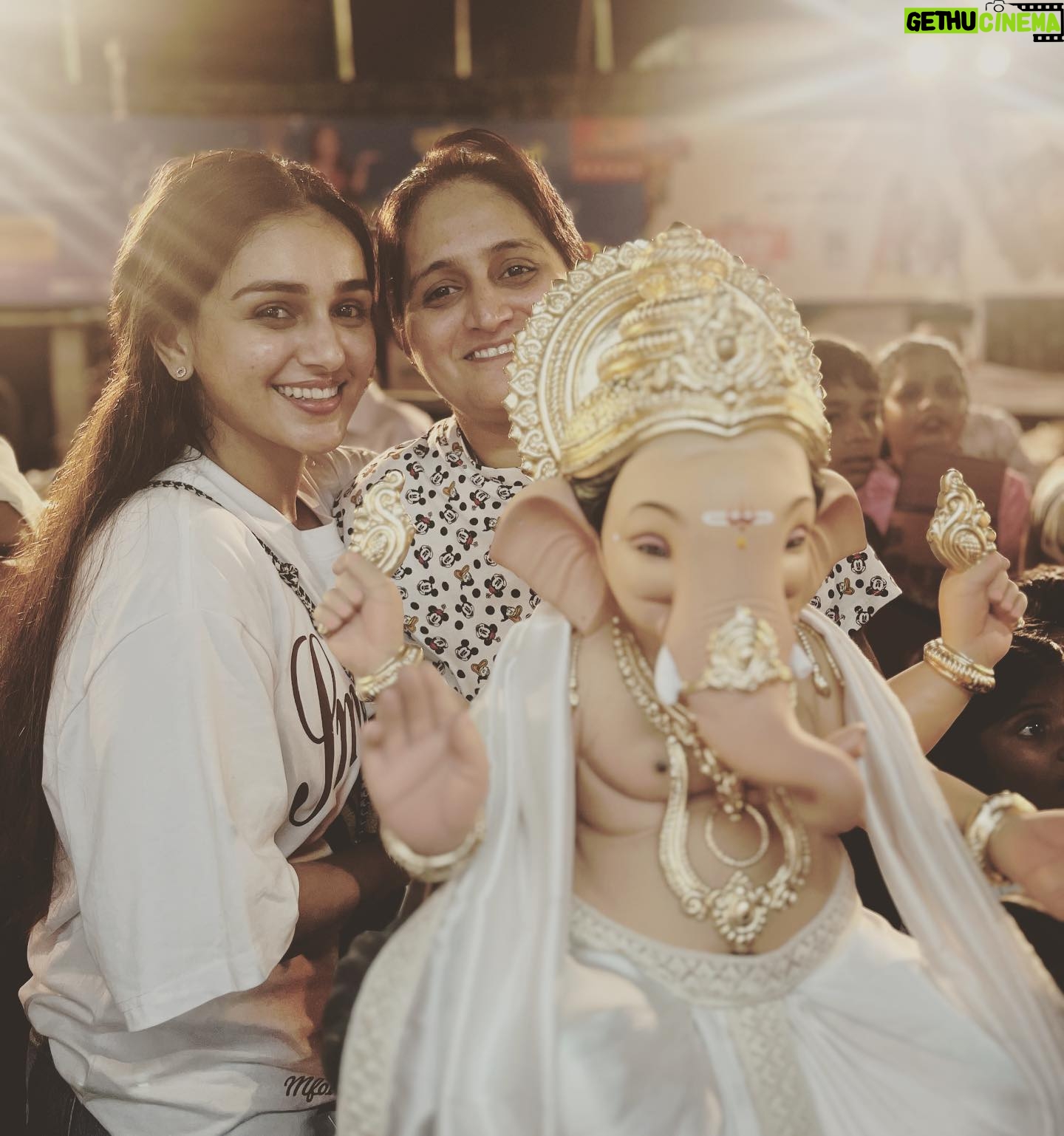Rachana Mistry - 10.6K Likes - AAGMAN 2023🌺🧿
.
🥹🥹🥹
.
#BLESSSED🙏🏻🧿
#Ganpatibappamorya
.
P.S: @_ronak.mistry.2704 thank you for capturing my happiness Soo beautifully ❤️