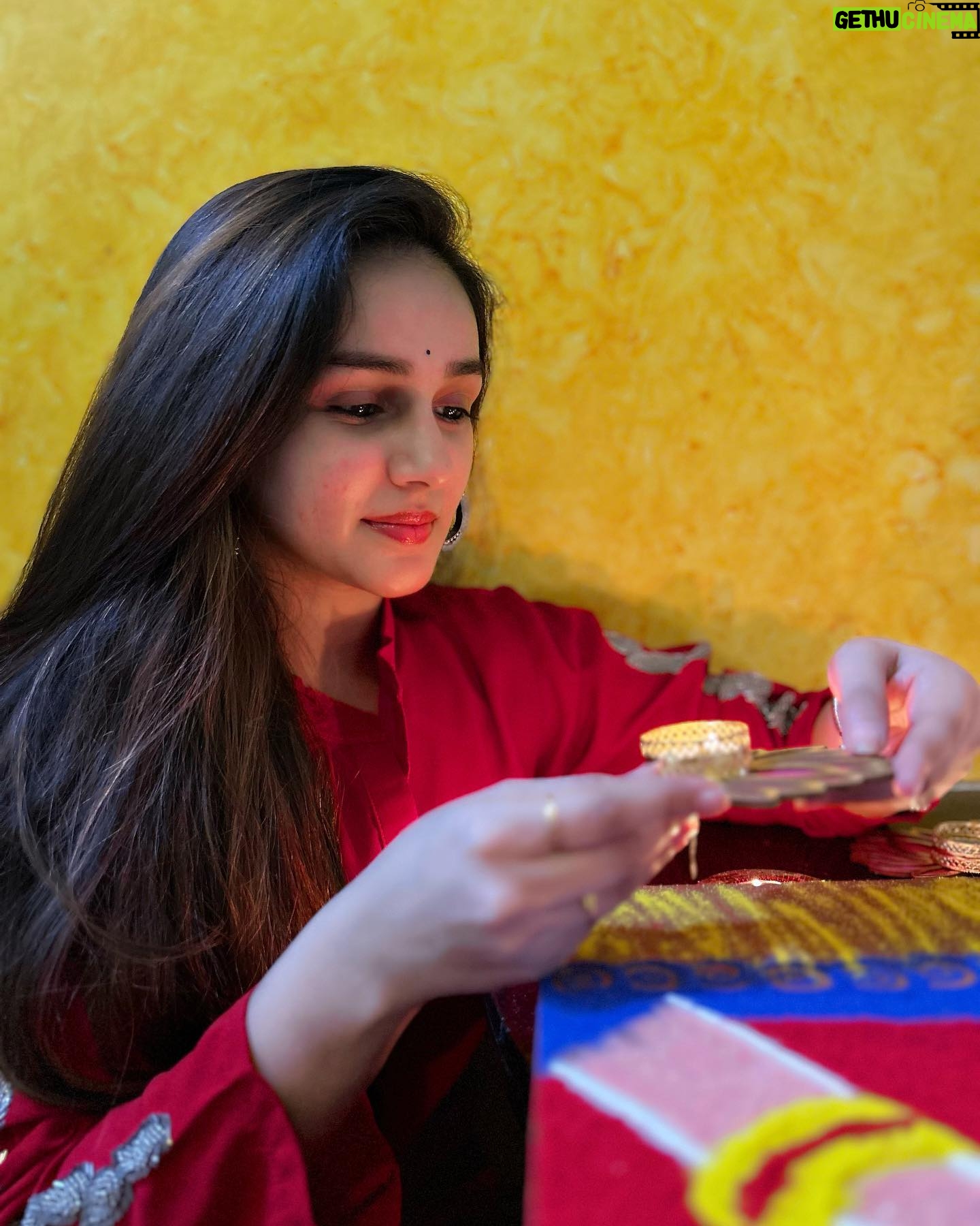 Rachana Mistry - 4.5K Likes - Happy Diwali & Saal mubarak to all! 🪔🧿🫶🏻
.
📸: @_ronak.mistry.2704 !
Outfit- @houseofsarva_official 💌
.
#BLESSED🙏🏻🧿