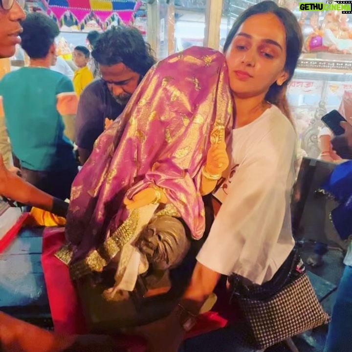 Rachana Mistry - 10.6K Likes - AAGMAN 2023🌺🧿
.
🥹🥹🥹
.
#BLESSSED🙏🏻🧿
#Ganpatibappamorya
.
P.S: @_ronak.mistry.2704 thank you for capturing my happiness Soo beautifully ❤️