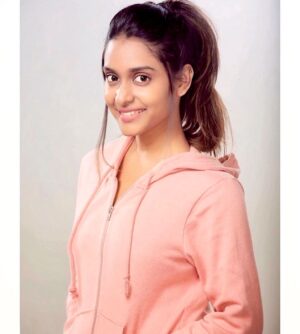 Rachanaa Parulkar Instagram - Back to school I guess 👱🏼‍♀️

#simple#lessismore#simplicity#smile#joy#innerhappiness#portrait#photography#instagram#tuesday#hoodie#monsoon#love#gratitude