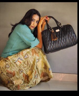 Rachanaa Parulkar Instagram - 🍁 Vintage Vibes !! 

👜 - @kleio.world 

#photooftheday#collaboration#collab#vibe#vintage#work#happiness#joy#bliss#peace#gratidão