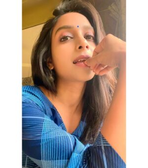 Rachanaa Parulkar Instagram - Something about bindis 💙 #work

#work #indian #bindi #elegance #simple #class #instagram #ınstagood #gratitude
