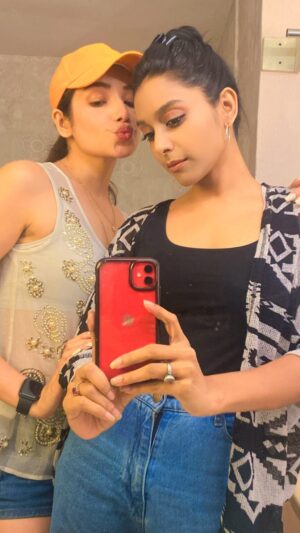 Rachanaa Parulkar Instagram - Jab we met 🔥🔥

#madamsir #setlife #binni #shivanitai #praachibohra #wrap #chingarigang #sonysab #funny #reelsinstagram #reelitfeelit