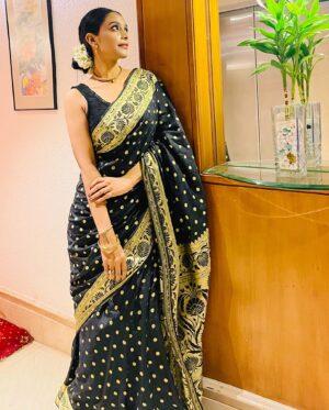 Rachanaa Parulkar Instagram - Aai Chi Saari 🤎🖤

(Mum’s Saree)

#saari#indian#wedding#love#joy#happiness#fashion#style#portrait#instagram#instagood#gratitude