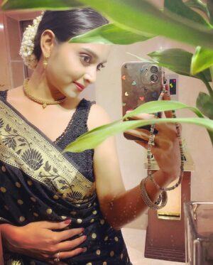 Rachanaa Parulkar Instagram - Aai Chi Saari 🤎🖤

(Mum’s Saree)

#saari#indian#wedding#love#joy#happiness#fashion#style#portrait#instagram#instagood#gratitude