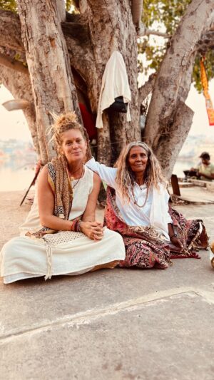 Rachel Hunter Instagram - Serendipity 💫 I meet this divine soul the night we arrived ,my heart felt deep connection throughout the last few days ,we have endlessly connected in serendipitous ways as you weave through the small lanes within this sacred city. I’m about to leave soon and was hoping to see her, there she was, Renee said “Mum she’s here “. She is a bramhachari. I must say our hair is alike. 
We exchanged no words that could be understood . Only heart , energy exchanges . We cried hugging each other looking at each other tears rolling down our faces . Sadness yes but each time the heart opens how can you ever make this up. I left the shop keeper my number so I can stay hopefully connected to her. Names didn’t matter I don’t think we even asked. Sprinkles in is a few other divine souls we meet, the last is on top of a temple at sunset 🙏🏼
With Love from Pushkar 🌹 
Rachx

#india #yoga #spiritualjourney