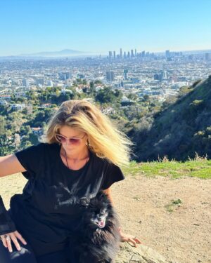 Rachel Hunter Instagram - Merry Christmas Eve Hike - this year is a quiet Christmas we are spread out. 

This year I get to spend with my sister Jacqui & Craig & Babee :) . Love & Miss my amazing kids. 🎁🎄🎁