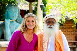 Rachel Hunter Instagram - India - Tour of Beauty 🇮🇳 While filming for the series nearly 9 years ago this episode is rich in the treatments internally and externally. 
Every country profound as we unraveled the Beauty within each culture . 
This was where I first met @sadhguru , we needed yoga the profound wisdom, a teacher , a Guru, little did I know the impact of this energy, this country would have on me . Now up on YouTube the entire episode . 
🧡🇮🇳🧡 

#india #beauty #sadhguru #love