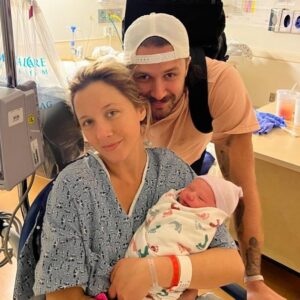 Rachel Hunter Instagram - A beautiful Trinity - Welcome Louie, there are no words for me other than immense love, the beautiful support you both bring to each other. 
Nicole you are a Queen . Love you All so much . 
Just Blossoming & glowing, lots of happy tears 🙌🏽🌸💙🧡🙌🏽 No words just look at this pic . Heart burst 💙💥💙 @discostew94 @nicoleartukovich also Nicoles amazing mum @tinaartukovic sending you lots of hugs 🤗 Can’t wait to meet you next week Louie 🤗