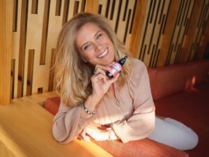 Rachel Hunter Instagram - Rosehip GLOW 
I 💕 a simple skincare routine 💫Whether at home or while traveling ✈️ @essano_beauty Rosehip Oil  and the mist toner are nourishing to my skin while the mist keeps me refreshed. Have a beautiful day ! If you head over to @essano_beauty there is so much wonderful information in regards to different products and the many different ways they move as a brand . 

With 💕Rachx