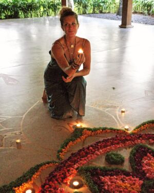 Rachel Hunter Instagram - Bali Retreat March 2024 Amazing group from all over the world, teaching here with @renee__stewart as we share our practices. 
Gratitude to the wisdom of all the teachers, saints & Rishis before us as we share what we have experienced and unlearnt x