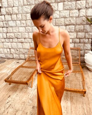 Rachel Hunter Instagram - Happy Birthday my darling girl. @renee__stewart Exuding Grace Love & Compassion always ! 
Such Beauty.
A little delayed - June 1st Birthday 🤍😊

Beautiful Dress @victoriabeckham @victoriabeckhambeauty