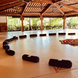 Rachel Hunter Instagram - Bali Retreat March 2024 Amazing group from all over the world, teaching here with @renee__stewart as we share our practices. 
Gratitude to the wisdom of all the teachers, saints & Rishis before us as we share what we have experienced and unlearnt x