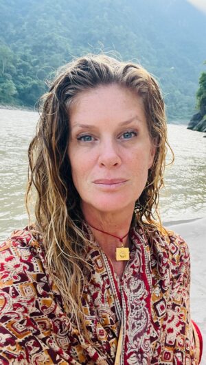 Rachel Hunter Instagram - Ganga Dip 🧡🇮🇳🧡 There is a surrender, relief and nurturing softening into the energy of a mother. This ease wells up within bubbling, this happens for me when dipping in the Ganga. The water melting from the heights of the Himalayas . 
The words to this song are so beautiful 🧡

#india 
#Ganga
#incredibleindia