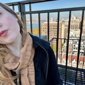 Rachel Miner Instagram - “The world is full of magic things, patiently waiting for our senses to grow sharper.” 
― W.B. Yeats
Hope you are finding the magic in your days ✨🍂🍁