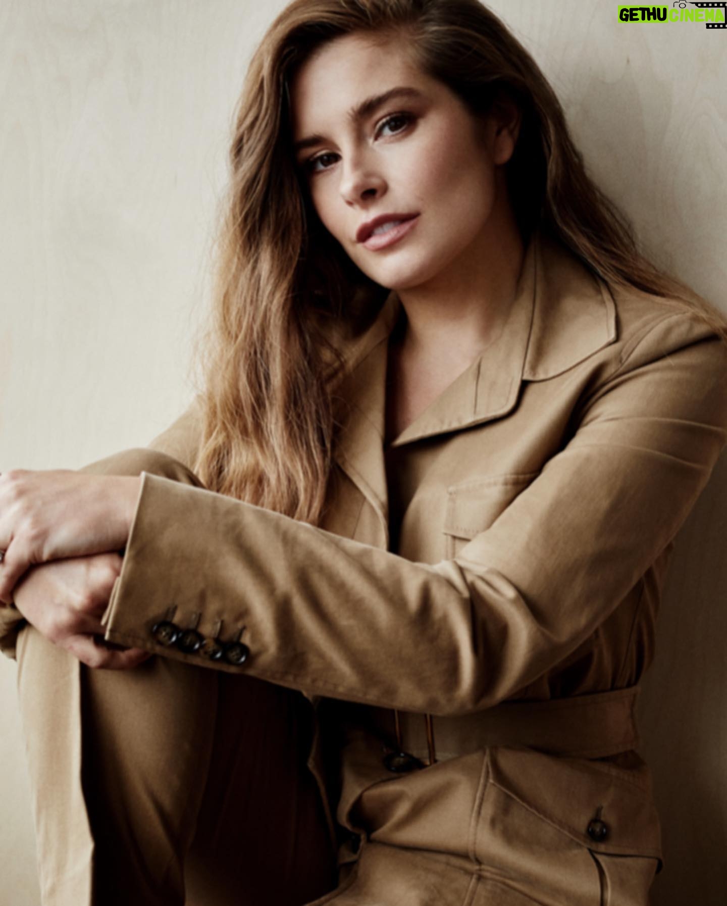 Rachel Shenton - 3.6K Likes - Thank you @viewtiesmag ♥️ and the glam squad...
.
Photographer: @davidreissphotography
Stylist: @steph_kelly_stylist
Makeup : @samcmakeup
Hair : @svenbayerbach
Skin: @sci_u @aqskinsolutions_uk