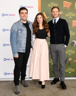 Rachel Shenton Instagram - Thanks for having me @pbssocal …. Season 4 is out now, every Sunday on @masterpiecepbs 🇺🇸 
.
.
Thank you @juliestoddard for making me look like I’d slept 💁🏻‍♀️💄 and thank you @catherinesmithvintage for the skirt of dreams 👗

#ACGAS #season4