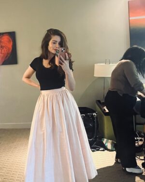 Rachel Shenton Instagram - Thanks for having me @pbssocal …. Season 4 is out now, every Sunday on @masterpiecepbs 🇺🇸 
.
.
Thank you @juliestoddard for making me look like I’d slept 💁🏻‍♀️💄 and thank you @catherinesmithvintage for the skirt of dreams 👗

#ACGAS #season4