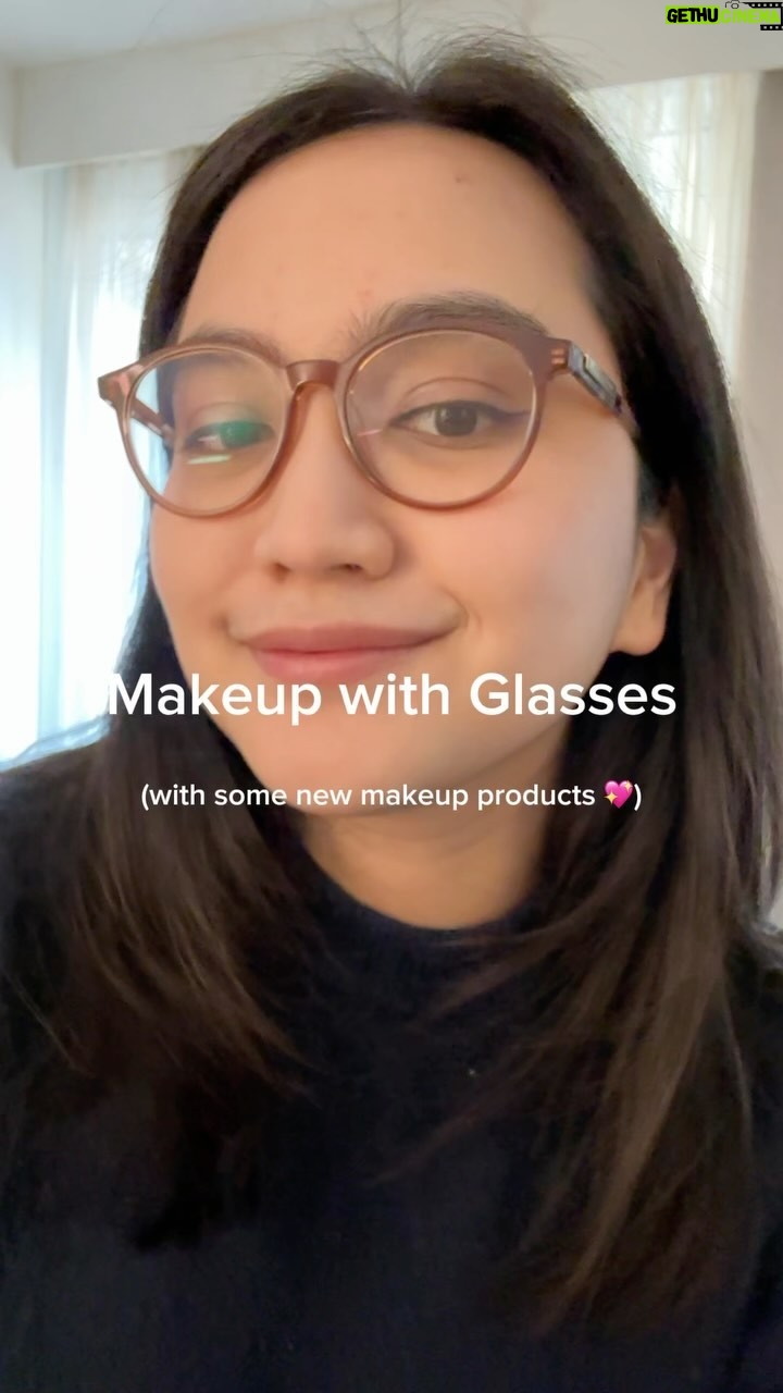 Rachel Amanda Instagram - Biasanya gue pakai contact lenses kalo ke kampus, tap karena kali ini lagi mager dan ingin pakai kacamata aja, marilah kita sedikit ekstra 🤏🏻 di bagian mata 👁️✨ Plus ada tambahan makeup yang gue beli pas di Sephora Copenhagen (di Belanda nggak ada Sephora soalnya saad 🥲) Mousturizer & Suncblock @laboreskinexpert Eyeshadow @athrbeautyco Eyeliner @patmcgrathreal Blush @milkmakeup Lipstick @bobbibrownid