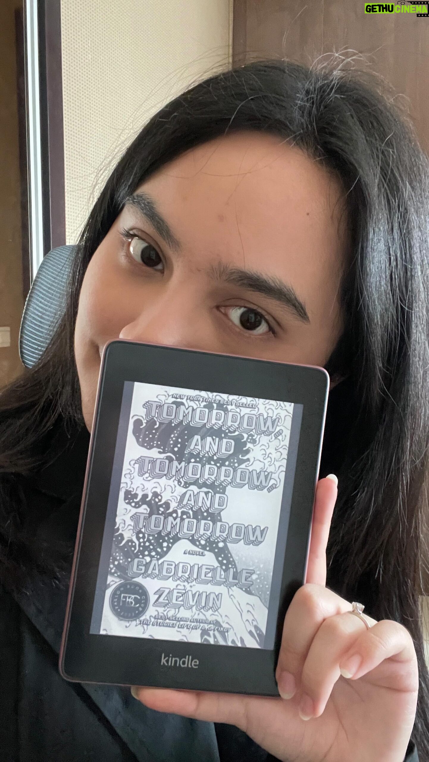 Rachel Amanda Instagram - #CeritaCeritaBuku is baackk! Kali ini mau bahas “Tomorrow and Tomorrow and Tomorrow” karya Gabrielle Zevin. Monggo disimak 📖🕹️