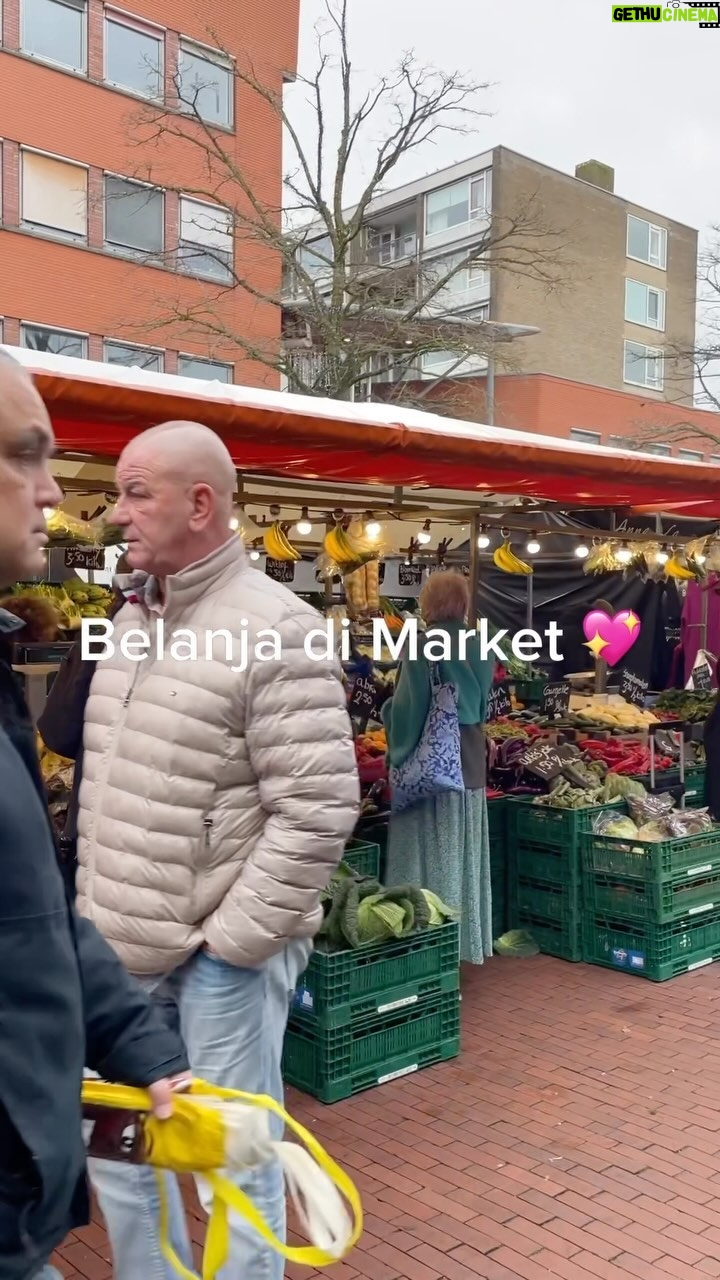 Rachel Amanda Instagram - Selama tinggal di Amsterdam, gue sangat dimudahkan dengan adanya kartu Debit BCA Contactless ini karena mau jajan, belanja, atau naik transportasi umum juga bisa tinggal tap aja π Kalau butuh cash di luar negeri, tinggal ambil di ATM yang ada logo Mastercard nya. Dapet kurs cantik BCA pula π€ Jangan lupa aktifin dulu fitur debit contactless dan transaksi internasional di myBCA. Cek info lengkapnya di bca.id/holidaymanda ya! π€ #Edukatips BCA berizin dan diawasi oleh Otoritas Jasa Keuangan. BCA merupakan peserta penjaminan LPS.