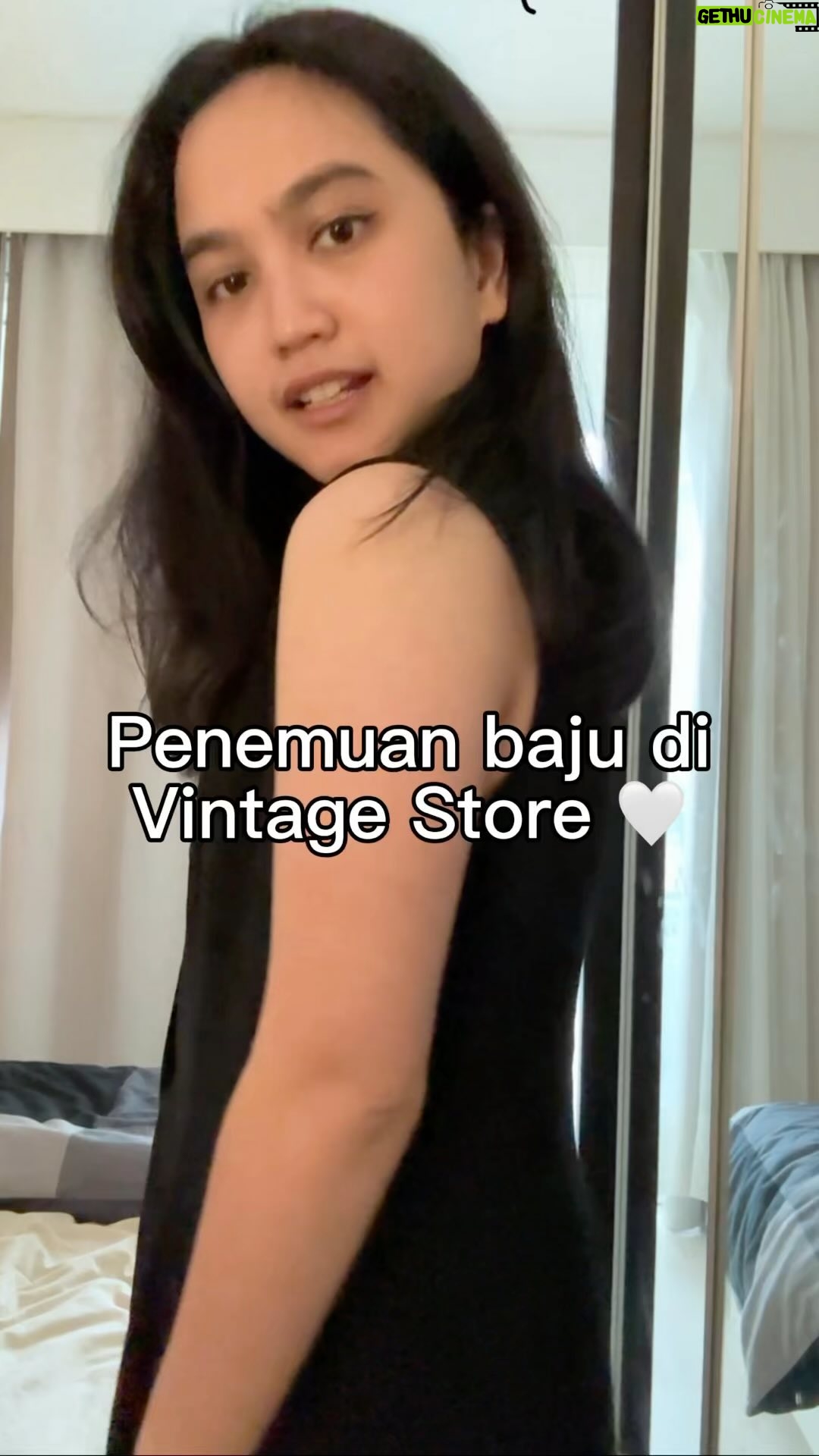 Rachel Amanda Instagram - Penemuan baju di Vintage Store! ππ»ππ» Hai Cebingsku apa kabaar π Inilah sebuah konten dadakan bangun tidur karena ternyata ada yang ngeh sama baju yang gue pake kemarin pas di Antwerp π€π€ duh seneng wkwk maafkan muka bantal gue plus kamera yg agak bawah jadi daguku kelipet terus deh βΊοΈπ