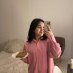 Rachel Amanda Instagram – Di hari yang mendung nan gerimis di Amsterdam, gue memutuskan untuk pakai pink biar segeran ☺️💗🩷💓💗🌧️

Sambil bawa sepiring roti dengan selai kacang, tanda aku hanya mahasiswi biasa yang tercepot-cepot ngejar kelas pagi 🥲 #AmsinAms