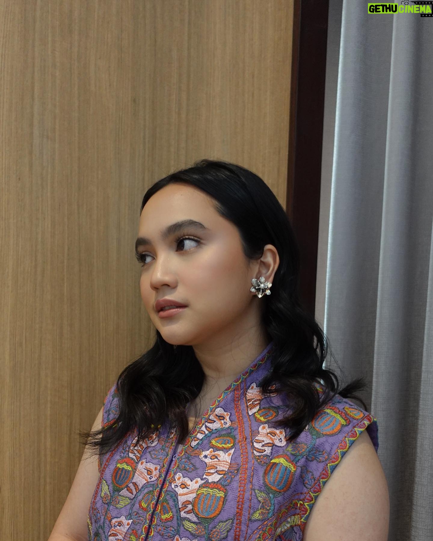 Rachel Amanda Instagram - Dolled up in @oscarlawalataculture and @subengklasik for Karya Kreatif Indonesia 2023 talkshow💜 Makeup by @ms_lifa Hairdo by @krisna_endi Styled by @_gilygily Asst. Stylist @apriliarizadwi