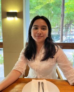 Rachel Amanda Instagram - Tiba-tiba menemukan foto ini, pas lagi makan sama Mama di sela-sela fitting 👰🏻‍♀️. Oh i miss wearing kebaya with jeans for casual lunch 🤍🤍🤍 (meski wajah aga pucat lupa pake lipstick 😌)