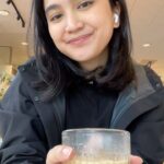 Rachel Amanda Instagram – Mampir ke The School of Life selalu menyenangkan 🥹🤍✨ Niat awalnya ingin cari buku dengan tema loneliness atau calm (akan gue bahas kapan-kapan hehe) tapi ternyata duduk disini aja udah bikin tenang 😌