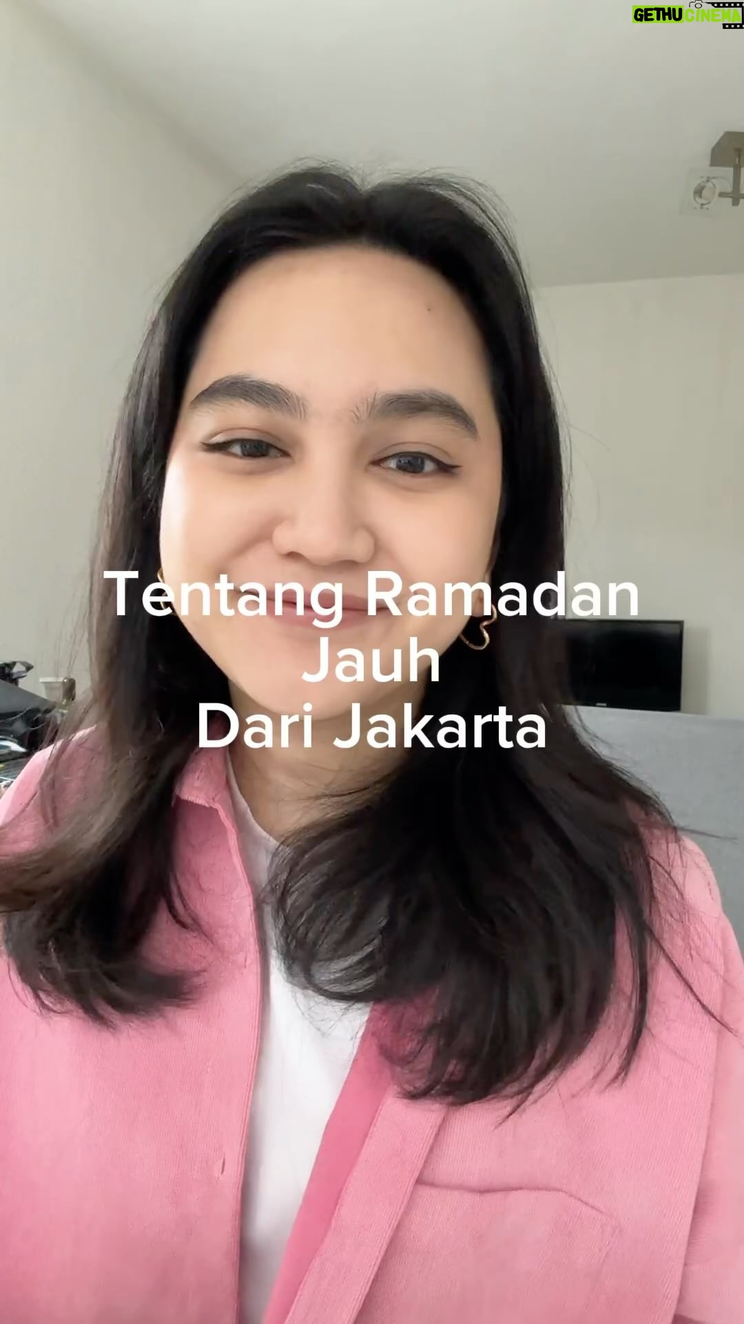 Rachel Amanda Instagram - Nggak kerasa udah melewati pertengahan bulan Ramadan dan ini adalah pertama kalinya ngerasain Ramadan di Belanda. Ternyata banyak yang dikangenin sama suasana Ramadan di Jakarta :’) Buat teman-teman yang lagi merantau juga sambil berpuasa, I feel you. Ditambah dikirimin video #MiraclesHappen nya @pondsindonesia, ya jadi makin berkaca-kaca lah hahaha semoga kita semua yang sedang jauh dari keluarga dikasih keberkahan yang berlimpah di setiap langkahnya ya. Yang belum nonton videonya, bisa cek juga di akun @pondsindonesia dan share cerita kamu di bagian kolom komentarnya ☺️ #PONDSID #PONDSRamadanMiracles #MiraclesHappen