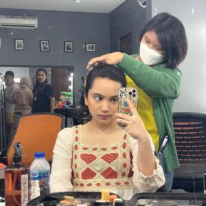 Rachel Amanda Instagram - Selamat Hari Film Nasional 🎬🖤🖤 Senang sekali aku bisa jadi siapa saja di dunia iniii ✨✨🤍🤍 Terima kasih kepada semua yang sudah mempercayakan cewek-cewek ini denganku 🙆🏻‍♀️