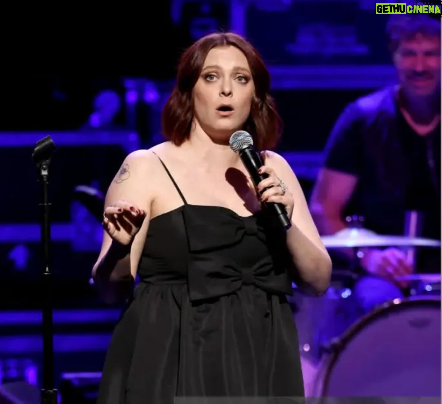 Rachel Bloom Instagram - A belated thank you to @triumphicdhq (aka Robert Smigel) for having me at #nightoftoomanystars last week! #nextforautism