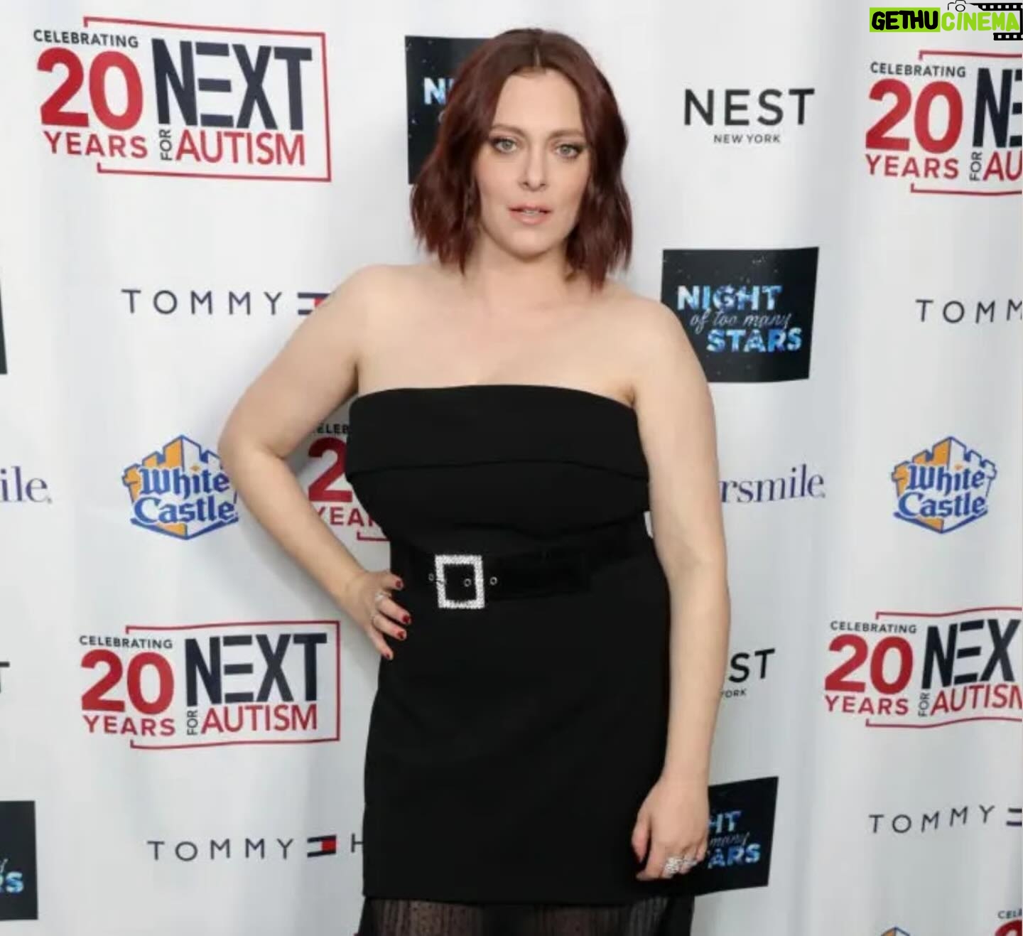 Rachel Bloom Instagram - A belated thank you to @triumphicdhq (aka Robert Smigel) for having me at #nightoftoomanystars last week! #nextforautism
