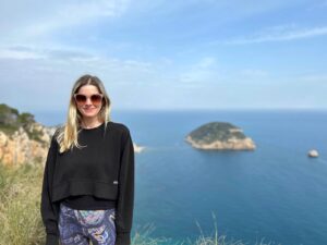 Rachel Hurd-Wood Instagram - Laughing because Russ told me that was Ibiza in the background. Crying because it’s not totally wild that I’d have believed him 🤦‍♀️ 

Wearing my favourite @beaybl sweatshirt that’s meant for workouts but I wear 24/7.
