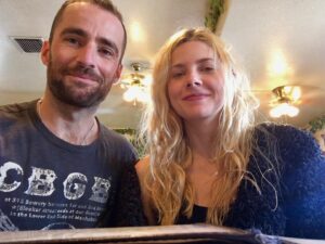 Rachel Hurd-Wood Instagram - One of me and Russ’s early dates took place in C&S Coffee Shop, a cosy diner near Joshua Tree. 
Today, nearly six years later, we went back with our two kids 💗 

And the chilli was just as delicious as I’d remembered.