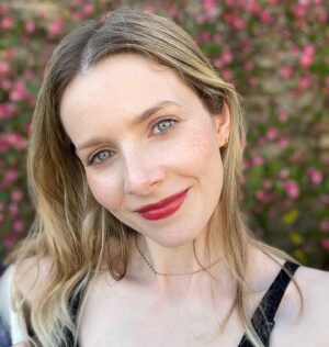 Rachel Hurd-Wood Instagram - Secrets: 

1) I’ve written a book of poems and I don’t know what to do with it ✍🏻 

2) My #1 dream is to take my kids to Nepal🇳🇵 

3) Every year I plan to get flexy enough to do the splits and every year it doesn’t happen 🤸🏼‍♂️

4) Your turn! Tell me something 🙂

I’m using @lavera_uk natural cosmetics (swipe to see!) - including their gorgeous foundation which I didn’t even use a primer for and still kept my skin looking/feeling hydrated and smooth :) 🌸 (products gifted)

#secrets #lavera #cosmetics #nofilter #literallyandmetaphorically