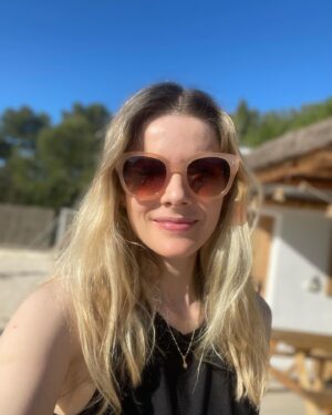 Rachel Hurd-Wood Instagram - te amo españa 🇪🇸 

And thank you @powder_uk for the shades 💗 (gifted)
