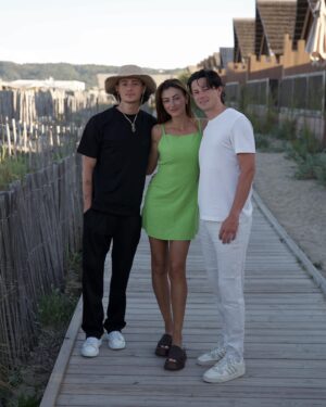 Rachel Legrain-Trapani Instagram - Mes « petits » frères 💚
On a 8 et 10 ans d’écart mais on s’entend super bien ( comme quoi il n’y a pas de règles) et chaque année j’ai hâte de faire cette semaine de vacances avec eux et de pouvoir passer des moments ensemble 🙏🏼 
Et vous? Vous avez des frères et sœurs? 
#fratrie #famille #freres