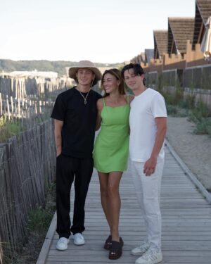 Rachel Legrain-Trapani Instagram - Mes « petits » frères 💚
On a 8 et 10 ans d’écart mais on s’entend super bien ( comme quoi il n’y a pas de règles) et chaque année j’ai hâte de faire cette semaine de vacances avec eux et de pouvoir passer des moments ensemble 🙏🏼 
Et vous? Vous avez des frères et sœurs? 
#fratrie #famille #freres