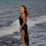 Rachel Legrain-Trapani Instagram - Ma préférée c’est la dernière photo 🥰 et vous? Première fois pour moi que je voyais une plage de sable noir 😍 il fallait bien immortaliser ce moment à Amed, petit village de pêcheur au nord de Bali situé au pied des volcans…