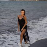 Rachel Legrain-Trapani Instagram - Ma préférée c’est la dernière photo 🥰 et vous? Première fois pour moi que je voyais une plage de sable noir 😍 il fallait bien immortaliser ce moment à Amed, petit village de pêcheur au nord de Bali situé au pied des volcans…