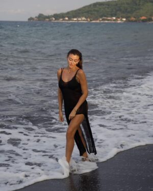 Rachel Legrain-Trapani Instagram - Ma préférée c’est la dernière photo 🥰 et vous? 
Première fois pour moi que je voyais une plage de sable noir 😍 il fallait bien immortaliser ce moment à Amed, petit village de pêcheur au nord de Bali situé au pied des volcans…