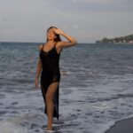 Rachel Legrain-Trapani Instagram - Ma préférée c’est la dernière photo 🥰 et vous? Première fois pour moi que je voyais une plage de sable noir 😍 il fallait bien immortaliser ce moment à Amed, petit village de pêcheur au nord de Bali situé au pied des volcans…