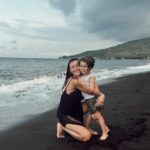 Rachel Legrain-Trapani Instagram - Ma préférée c’est la dernière photo 🥰 et vous? Première fois pour moi que je voyais une plage de sable noir 😍 il fallait bien immortaliser ce moment à Amed, petit village de pêcheur au nord de Bali situé au pied des volcans…