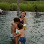 Rachel Legrain-Trapani Instagram - 📍Ubud 🐒 La fièvre d’Andrea a changé nos plans, nous devions voir une cascade, faire une balade dans les rizières et fabriquer un bijou en argent mais nous avons pu faire tout de même Monkey Forest :) 1. Quand j’essaie de faire une photo 😅 2. Quand je réussis à faire une photo 3. Happy holiday Happy kid 😊 4. Monkey Forest , les enfants ont adoré ! 5. Vous auriez osé vous assoir à côté comme ça? 6. L’amour