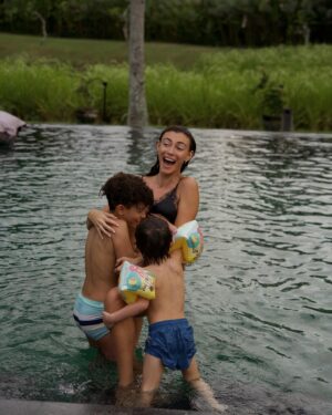 Rachel Legrain-Trapani Instagram - 📍Ubud 🐒
La fièvre d’Andrea a changé nos plans, nous devions voir une cascade, faire une balade dans les rizières  et fabriquer un bijou en argent mais nous avons pu faire tout de même Monkey Forest :)
1. Quand j’essaie de faire une photo 😅
2. Quand je réussis à faire une photo 
3. Happy holiday Happy kid 😊
4. Monkey Forest , les enfants ont adoré !
5. Vous auriez osé vous assoir à côté comme ça?
6. L’amour