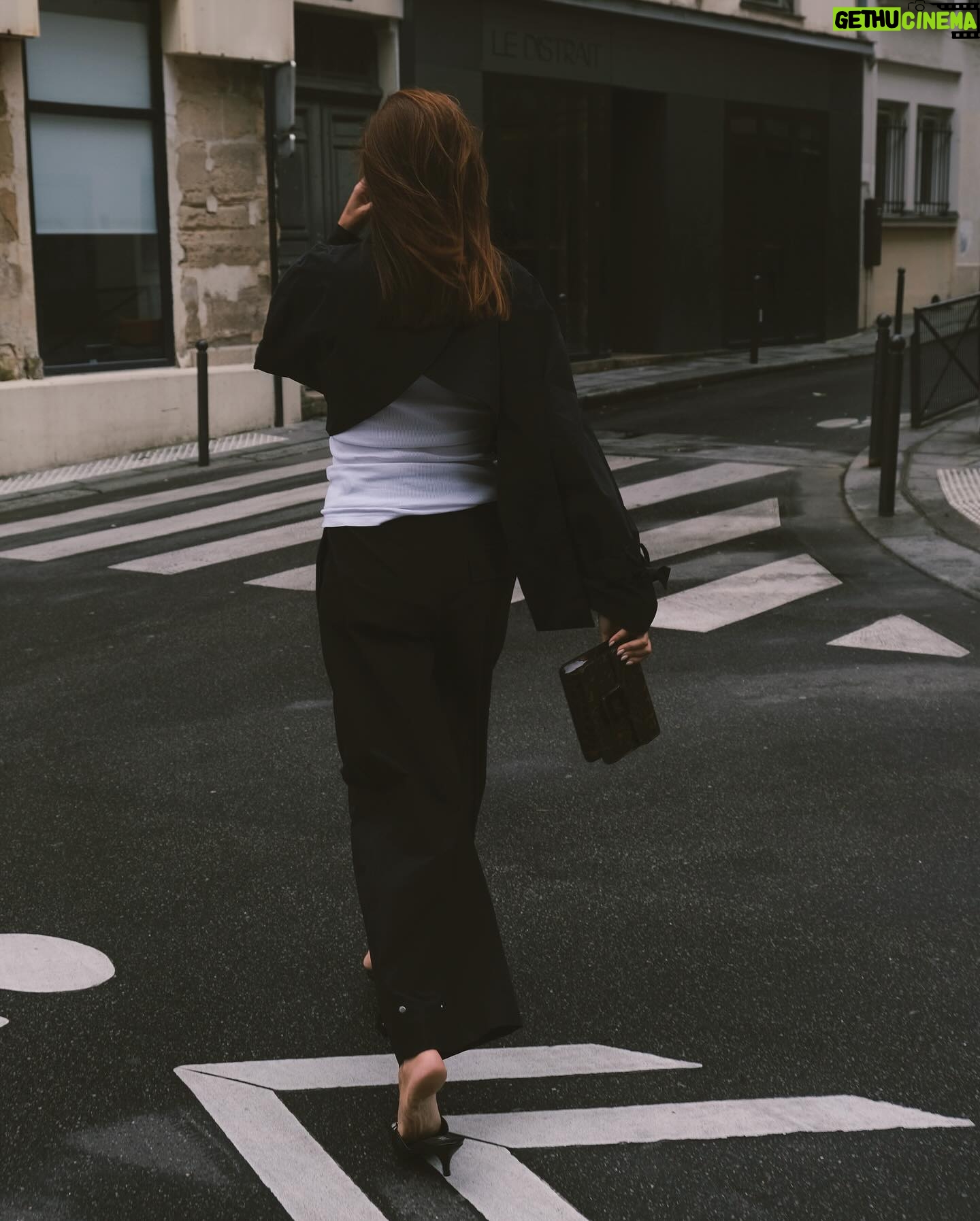 Rachel Legrain-Trapani Instagram - Ce look que vous avez adoré & un nouveau petit pote sur la quatrième photo 🖤 venez me dire en commentaire votre photo préférée #paris