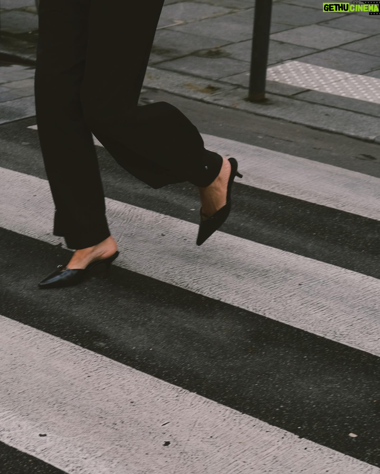 Rachel Legrain-Trapani Instagram - Ce look que vous avez adoré & un nouveau petit pote sur la quatrième photo 🖤 venez me dire en commentaire votre photo préférée #paris