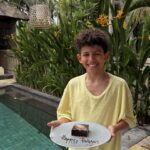 Rachel Legrain-Trapani Instagram - 📍Ubud 🐒 La fièvre d’Andrea a changé nos plans, nous devions voir une cascade, faire une balade dans les rizières et fabriquer un bijou en argent mais nous avons pu faire tout de même Monkey Forest :) 1. Quand j’essaie de faire une photo 😅 2. Quand je réussis à faire une photo 3. Happy holiday Happy kid 😊 4. Monkey Forest , les enfants ont adoré ! 5. Vous auriez osé vous assoir à côté comme ça? 6. L’amour